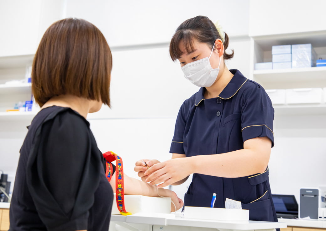 看護師による血液検査シーン