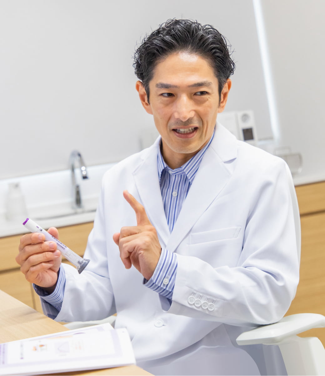 薬について説明する院長