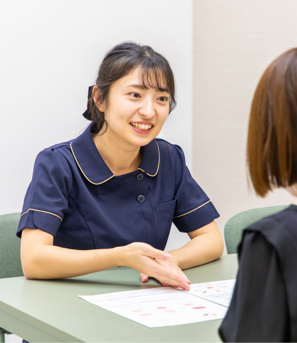結果について説明するスタッフ